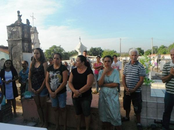 Missas e visitas aos cemit&eacute;rios marcam o Dia de Finados em Floriano.(Imagem:FlorianoNews)