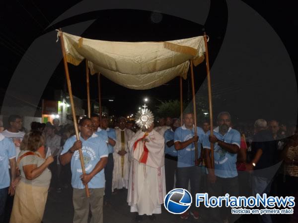 Cat&oacute;licos celebraram Corpus Christi com missa e prociss&atilde;o.(Imagem:FlorianoNews)