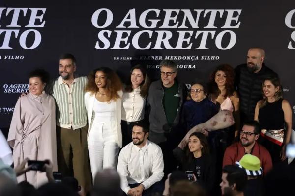Elenco do filme O Agente Secreto, que j&aacute; ultrapassou 2,4 milh&otilde;es de espectadores.(Imagem: Paulo Pinto/Ag&ecirc;ncia Brasil)