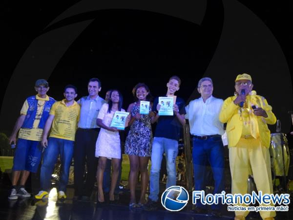 Michelle da Costa Silva, Raissa Feitosa Andrade e Felipe de Sousa recebendo a premia&ccedil;&atilde;o.(Imagem:FlorianoNews)