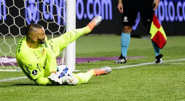  Weverton, do Palmeiras, defende a cobran&ccedil;a de Rubens, do Atl&eacute;tico-MG.(Imagem: Marcos Ribolli )
