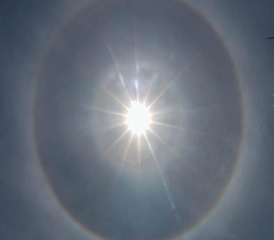 Círculo colorido ao redor do sol chama atenção no céu do Piauí