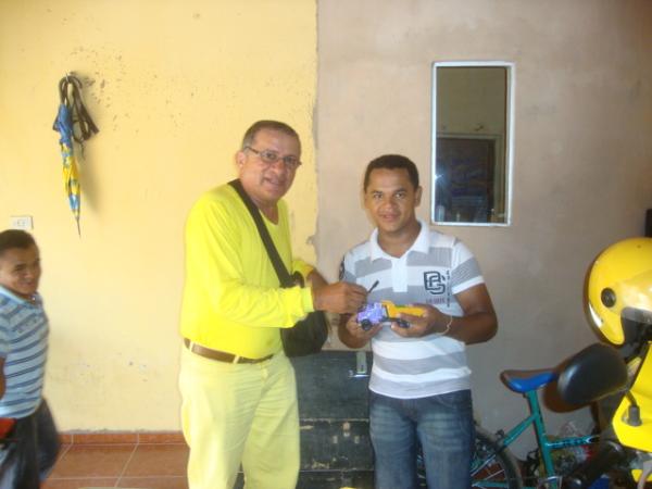 Entregando Presentes(Imagem:reda&ccedil;ao)