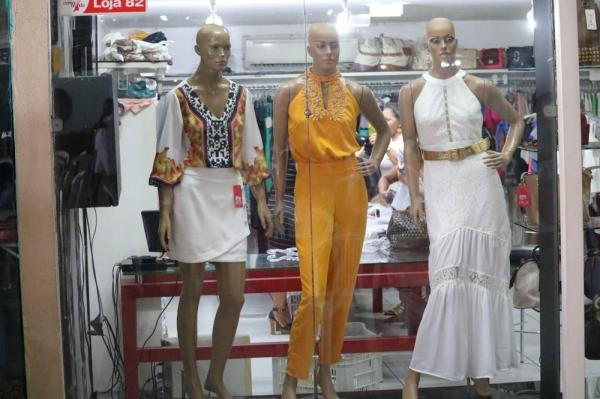 Com descontos de at&eacute; 80%, os lojistas esperam aumentar as vendas durante o per&iacute;odo do Natal.(Imagem:Glayson Costa/G1 PI)