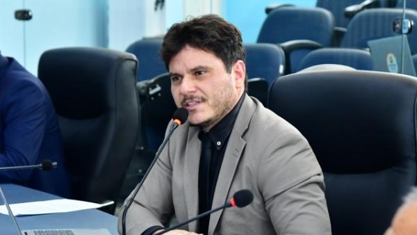 Vereador Carlos Eduardo lamenta situação de escolas municipais