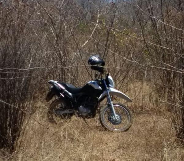 Moto roubada &eacute; encontrada em matagal no bairro Riacho Fundo.(Imagem:Divulga&ccedil;&atilde;o/PM)