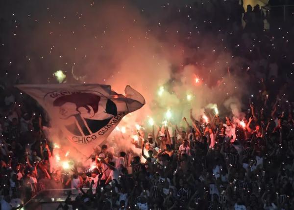  Torcida do Fluminense com sinalizadores no Maracan&atilde; (Fluminense x Fortaleza).(Imagem: Andr&eacute; Dur&atilde;o )