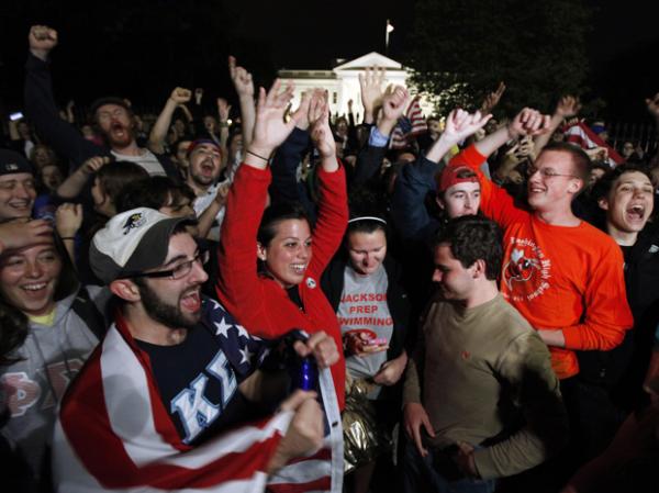 Em frente &agrave; Casa Branca, em Washington, multid&atilde;o comemora o an&uacute;ncio da morte de Osama bin Laden. (Imagem:AP)