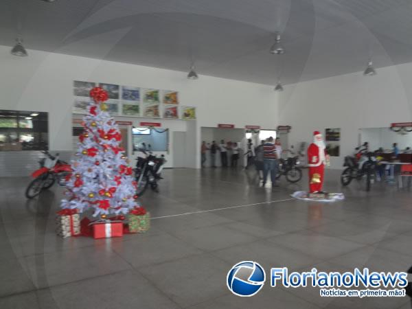 Empres&aacute;rio Jos&eacute; C&acirc;ndido faz visita &agrave; concession&aacute;ria Honda Cajueiro Motos.(Imagem:FlorianoNews)
