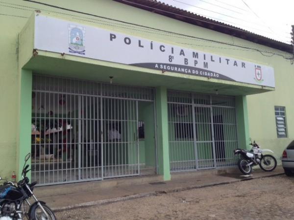 Trio tenta assaltar supermercado e faz funcionários reféns