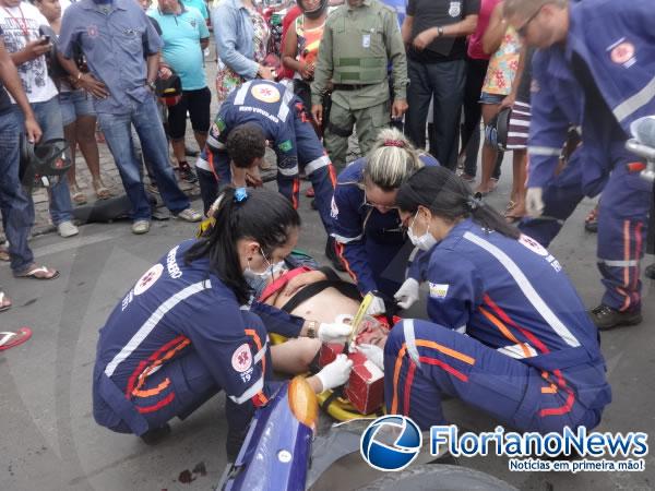 Motociclista fica ferido em colis&atilde;o com ve&iacute;culo de transporte alternativo em Floriano.(Imagem:FlorianoNews)