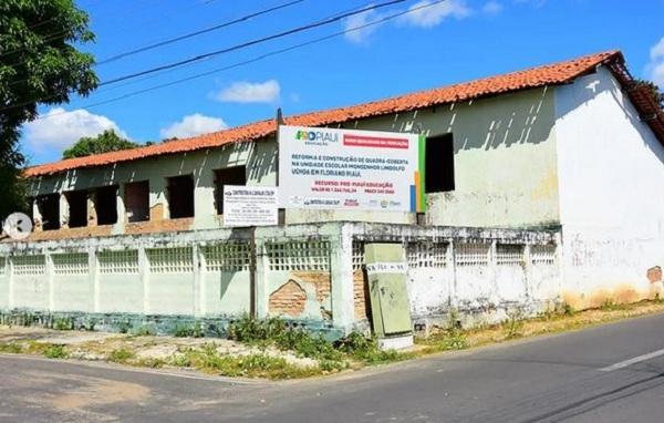 Vereadores constatam descaso no andamento das obras de reforma de escola estadual em Floriano