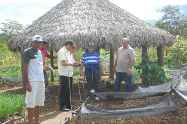 Prefeito de Floriano visita fam&iacute;lias beneficiadas pelo Projeto PAIS no povoado Alegre.(Imagem:Secom)