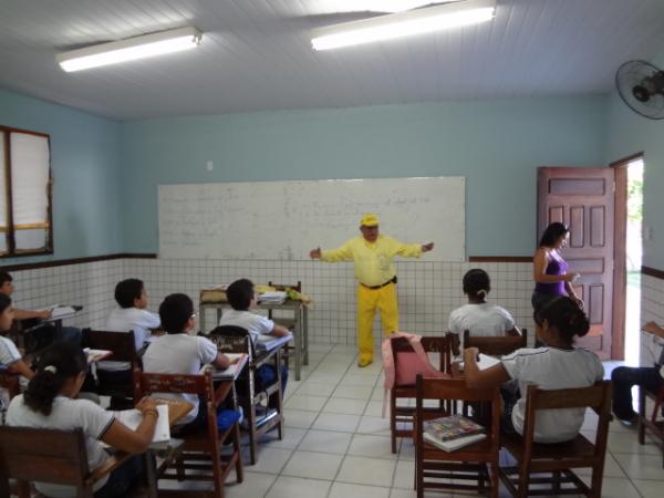 Rep&oacute;rter Amarelinho convida alunos para Festival Estudantil. (Imagem:FlorianoNews)