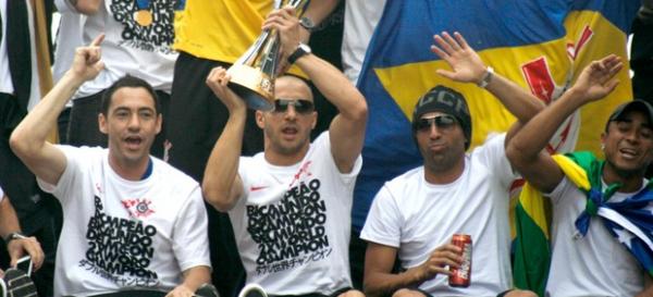 Chic&atilde;o, Alessandro, Emerson Sheik e Jorge Henrique na comemora&ccedil;&atilde;o do Corinthians.(Imagem:Ag. Estado)