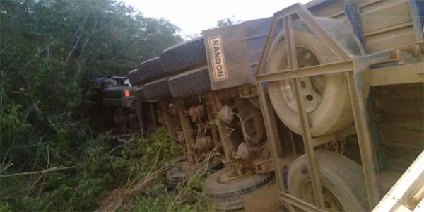 Condutor é preso após causar acidente com carreta na BR-135