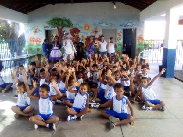 Associação de Apoio a Cultura apresenta contação de história em escola de Floriano