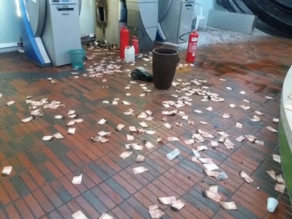 Bando invade Câmara, rende vigilantes e rouba dinheiro de caixa eletrônico