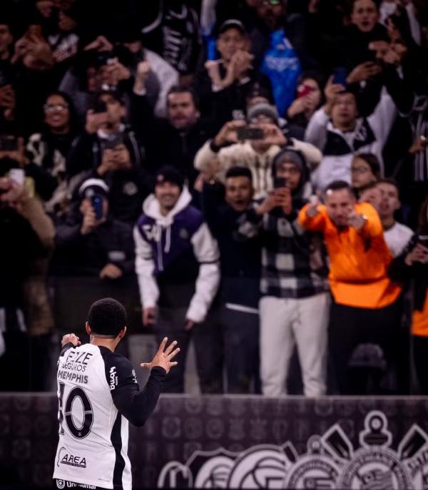 Memphis comemora gol com torcida em Corinthians x Palmeiras.(Imagem:Rodrigo Coca/Ag Corinthians)