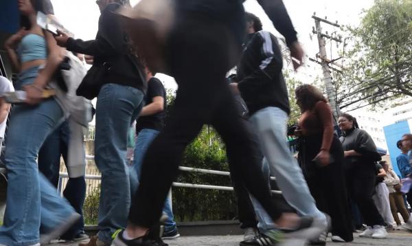 Estudantes no primeiro dia de provas do ENEM na UNIP Vergueiro em São Paulo.(Imagem:Paulo Pinto/Agência Brasil)