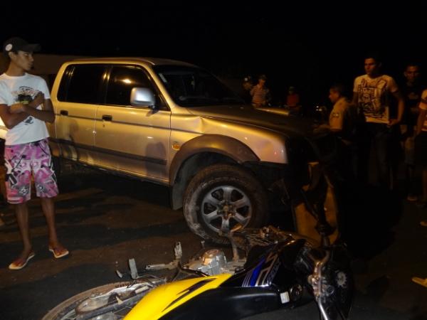 Acidente envolvendo uma moto e uma caminhonete na Av Senador Dirceu Arcoverde