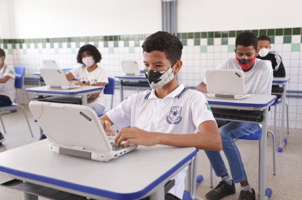 Prefeitura entre computadores port&aacute;teis a escola de Teresina.(Imagem:Ascom PMT)
