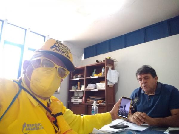Rep&oacute;rter Amarelinho e o diretor da Agespisa, Carl&atilde;o(Imagem:FlorianoNews)