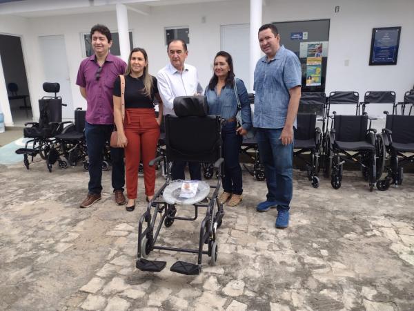 Entrega de dispositivos de locomo&ccedil;&atilde;o beneficia moradores de Floriano.(Imagem:FlorianoNews)