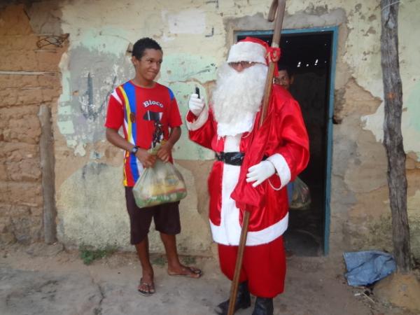 Papai Noel entrega brinquedos e cestas b&aacute;sicas em Floriano. (Imagem:FlorianoNews)