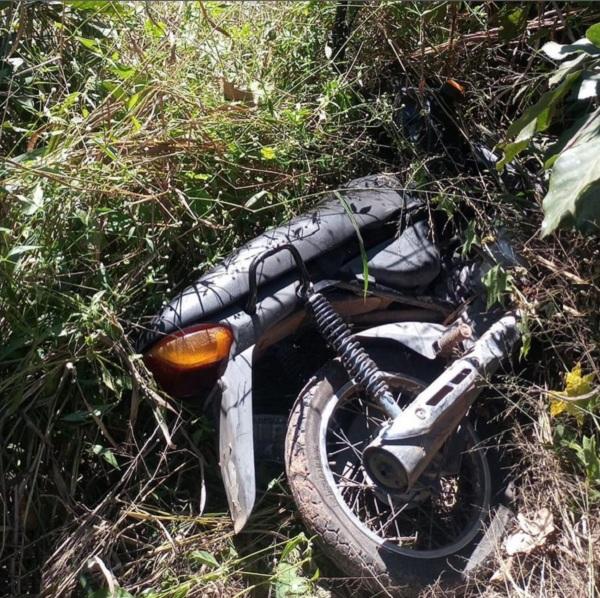 Polícia Militar recupera veículo furtado em matagal no bairro Bom Lugar, em Floriano