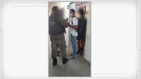  Policiais abordam estudante da UFDPar em sala de aula por desenhar em banco. (Imagem:Reprodu&ccedil;&atilde;o)