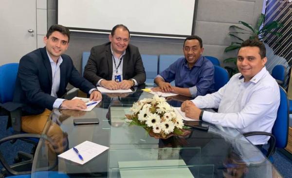 Joel Rodrigues vai a Teresina buscar alternativas para melhoria da iluminação de Floriano