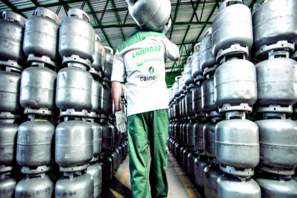 Preço da gasolina e do gás de cozinha sobe mais de 7% a partir deste sábado