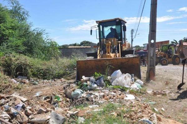  Primeira semana do mutir&atilde;o de limpeza retira 132 carradas de lixo das ruas de Floriano.(Imagem:SECOM)