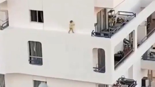 Menina é flagrada caminhando do lado de fora do 4º andar de edifício na Espanha