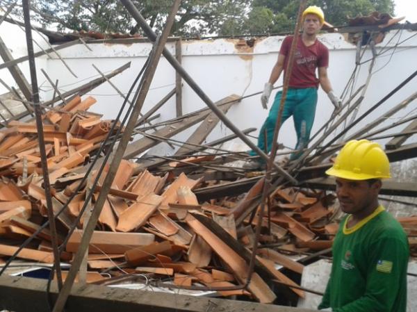 Teto de sala desaba durante prova e seis alunos ficam feridos em Teresina