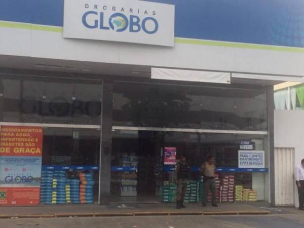Bando arromba caixa eletrônico de farmácia após abrir buraco em parede