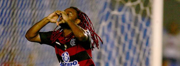Vagner Love comemora um dos 23 gols que fez pelo Fla em 2010. (Imagem: Ag&ecirc;ncia Estado)