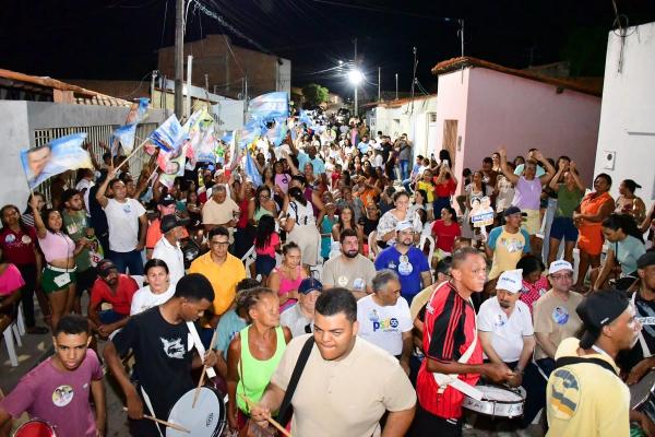 Marden Menezes re&uacute;ne multid&atilde;o durante caminhada em Floriano(Imagem:Ascom)