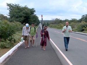 Homem percorre 60 km a pé com cruz nas costas para pagar promessa