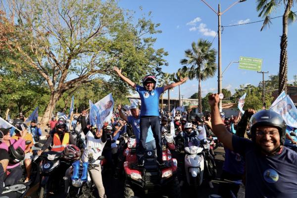  Joel, Jeov&aacute; e Ciro recebem o carinho de populares em motociata pela zona Norte de Teresina(Imagem:Ascom)