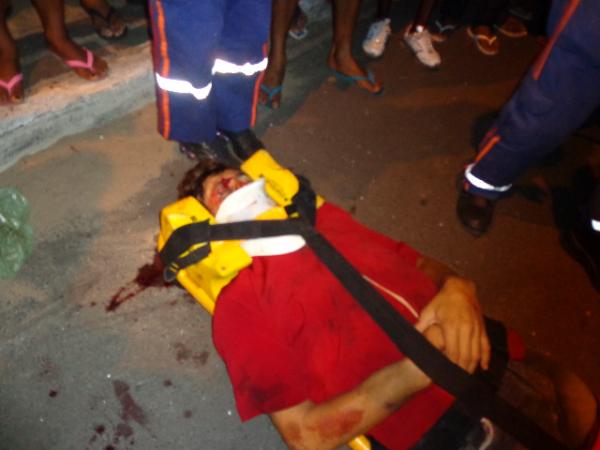 Motoqueiro fica ferido ao bater em objeto fixo