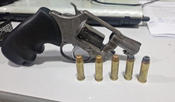 Polícia Militar apreende arma de fogo após denúncia em Floriano