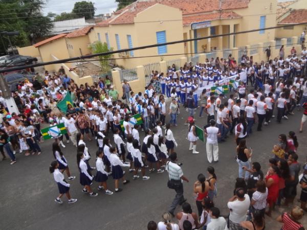 Desfile C&iacute;vico Escolar comemora o Dia do Trabalhador em Floriano.(Imagem:FlorianoNews)