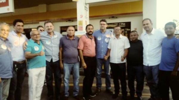 Ao lado de Gustavo Neiva, Luciano Nunes realiza caminhada em Floriano