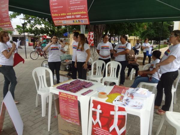 Profissionais da sa&uacute;de em combate a AIDS em Floriano. (Imagem:FlorianoNews)