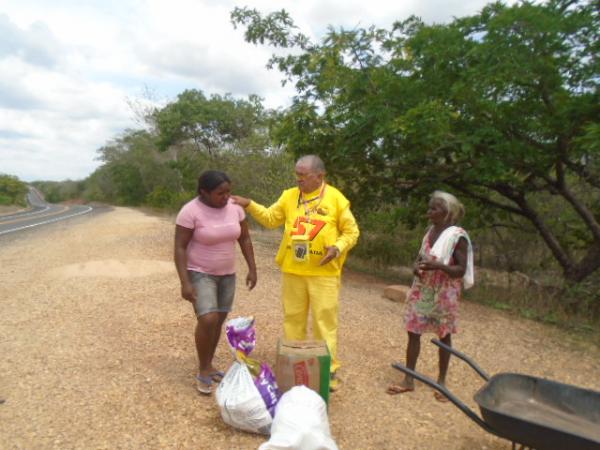 Moradores da zona rural de Floriano recebem doa&ccedil;&otilde;es de roupas e alimentos.(Imagem:FlorianoNews)
