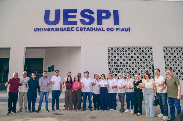 Rafael Fonteles visita obras da Uespi em Floriano