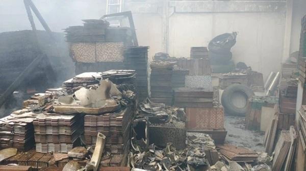 O dep&oacute;sito ficou totalmente destru&iacute;do e o teto desabou(Imagem:Reprodu&ccedil;&atilde;o/ Corpo de Bombeiros)