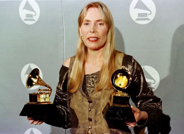 Joni Mitchell vai retirar músicas do Spotify por "mentiras" sobre a covid